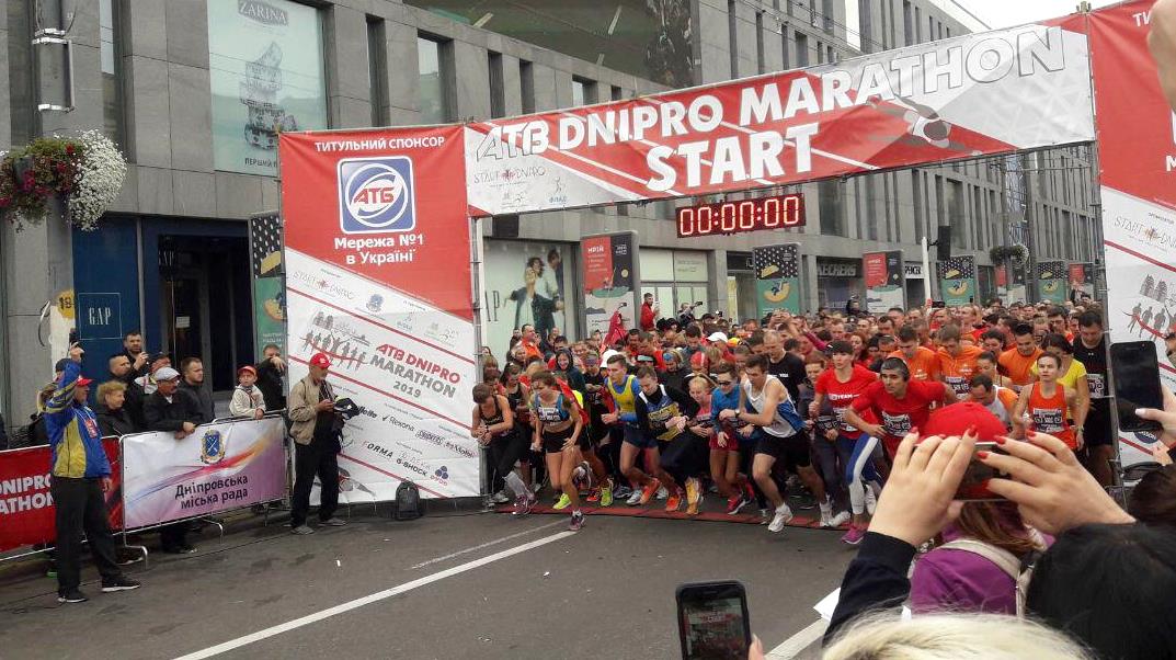 Курсант Сергій Болюх у забігу АTB Dnipro Marathon у своїй віковій категорії фінішував першим