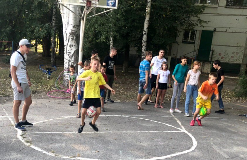 Спорт об’єднує: діти і курсанти грали в одній команді