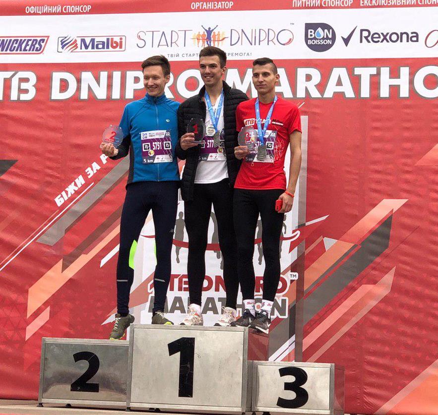 Курсант Сергій Болюх у забігу АTB Dnipro Marathon у своїй віковій категорії фінішував першим