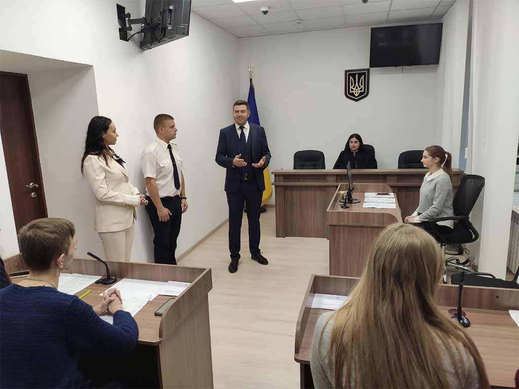 Діючі судді спільно зі студентами ДДУВС влаштували модельне судове засідання