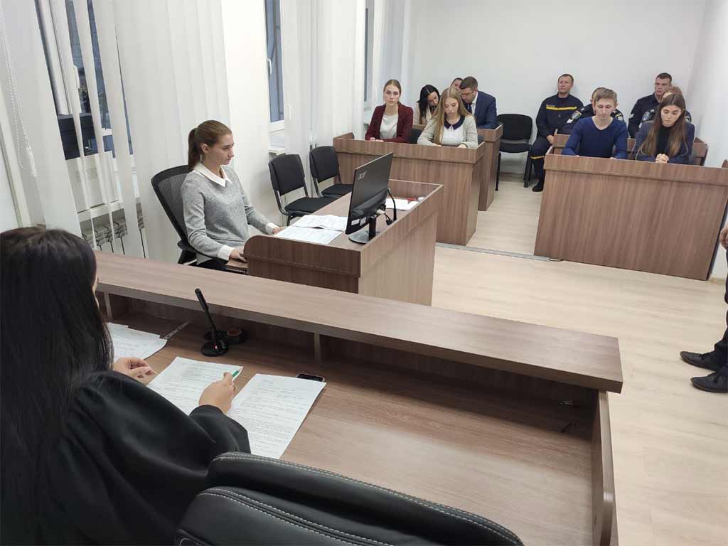Діючі судді спільно зі студентами ДДУВС влаштували модельне судове засідання
