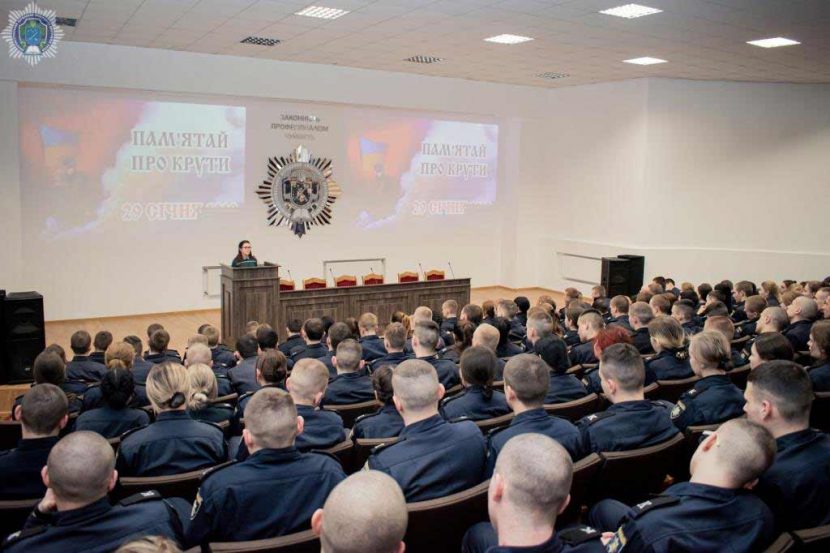Сьогодні курсанти Дніпропетровського державного університету внутрішніх справ вшанували пам’ять героїв Крут.