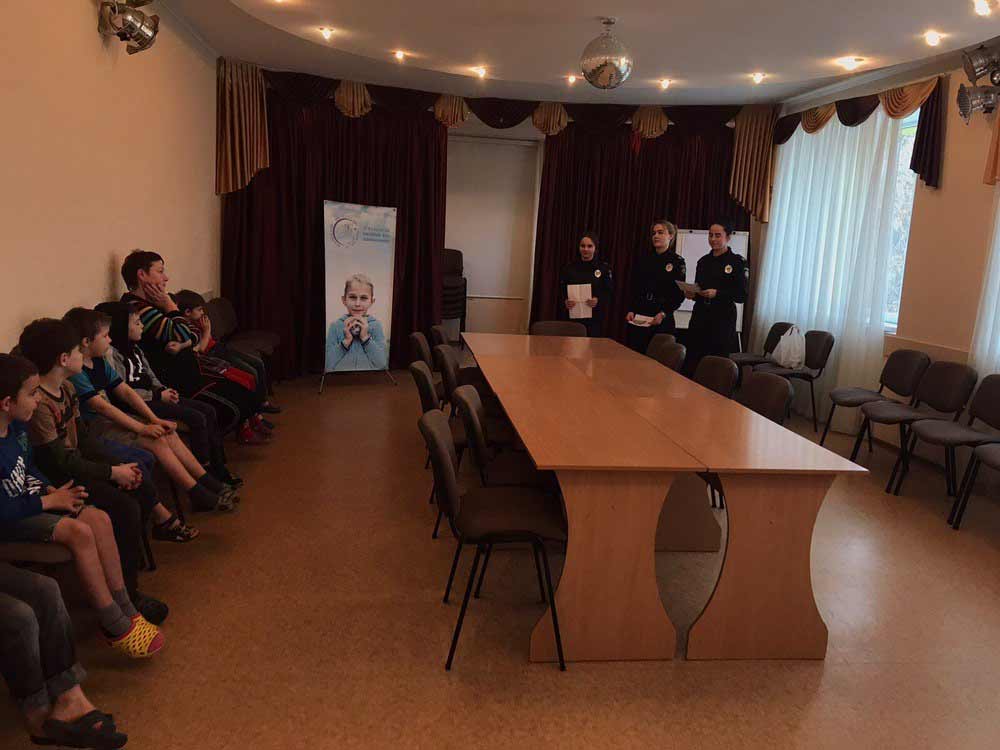 Про державні символи дітям: курсанти ДДУВС відвідали центр соціальної підтримки