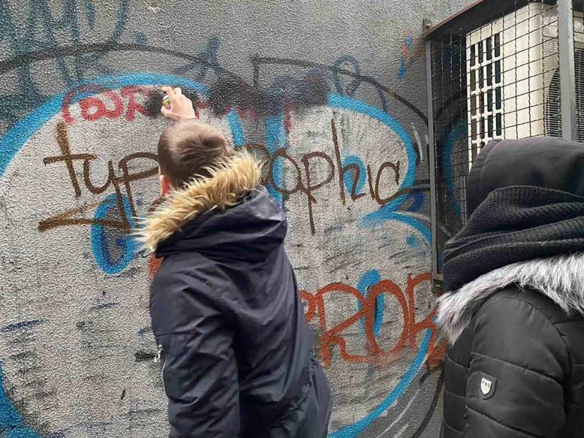 Курсанти ДДУВС деактивували написи наркоділків на стінах будинків